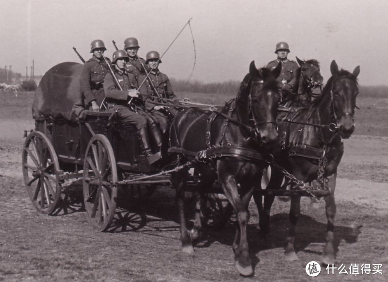 对于步兵师来说，卡车只能配备到营团级的运输分队，步兵连级以下的辎重多靠马车运输。