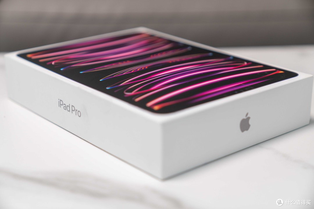 ipad pro 2022的包装盒,壁纸非常得炫酷