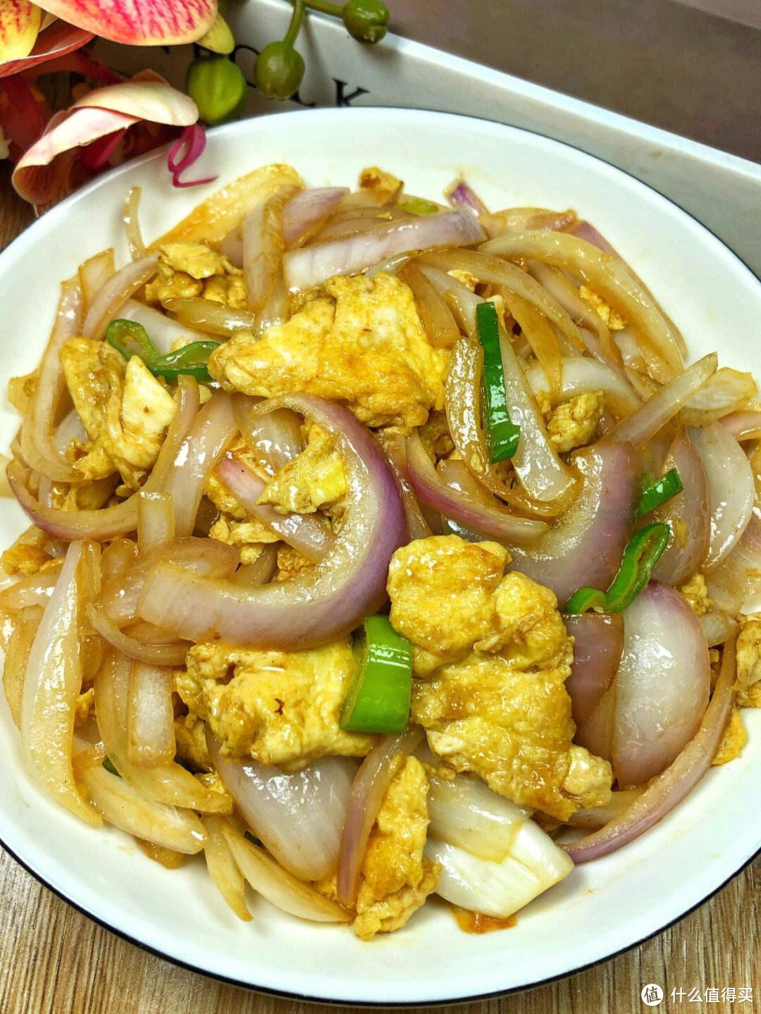 洋葱炒蛋：简单易做的家常菜，让你的味蕾得到满足！