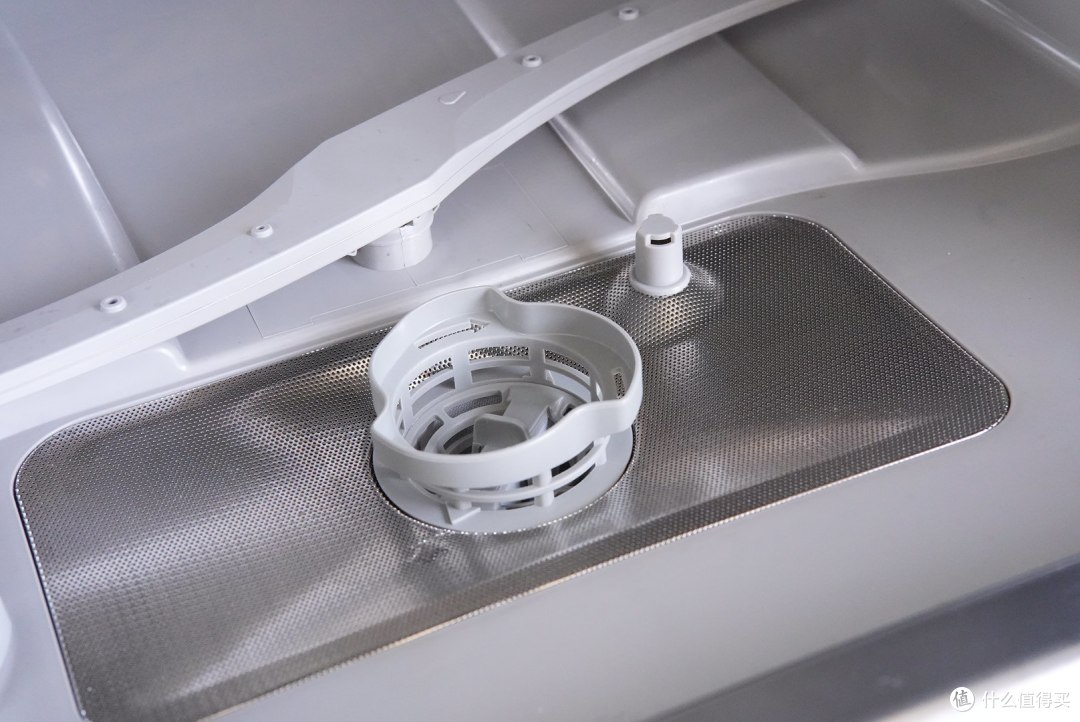 洗碗机的内腔设置软水器,搭配软水盐可以软化水质,减少日常使用中的
