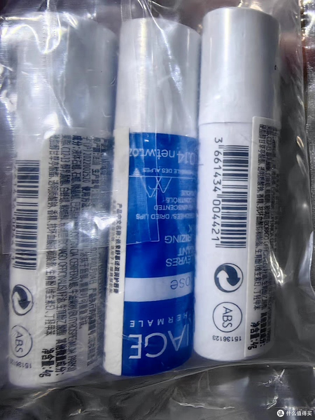 依泉打底润唇膏小白管:唇部的滋润守护者