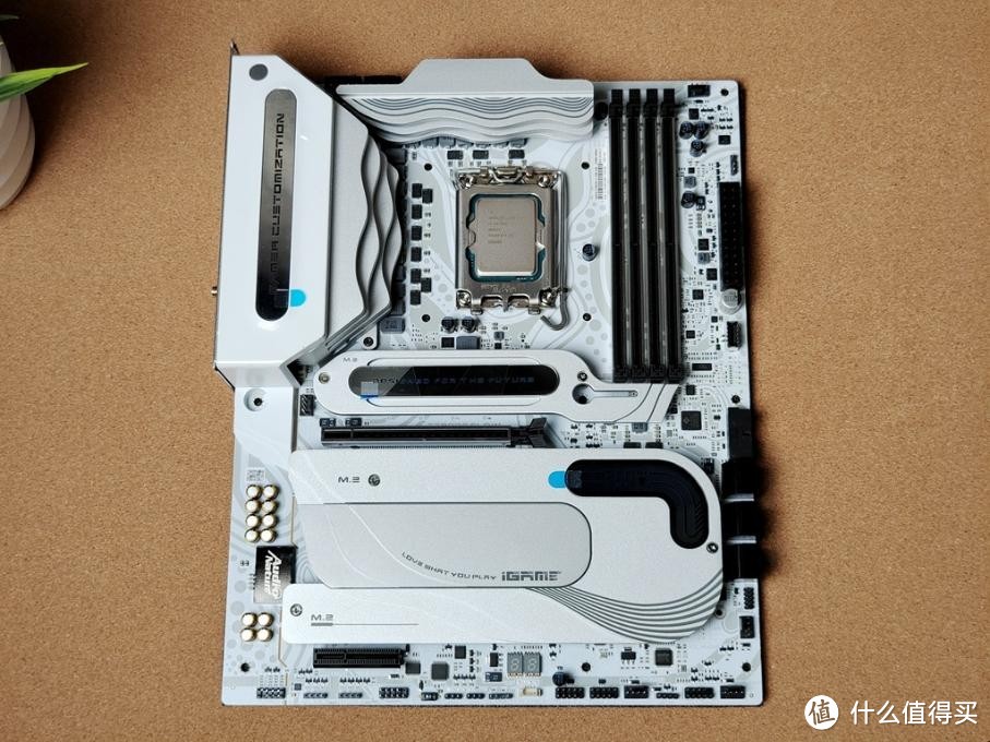 i7-14700K最值?龙神三代+七彩虹4070 Ti火神 “黑火”风装机实测