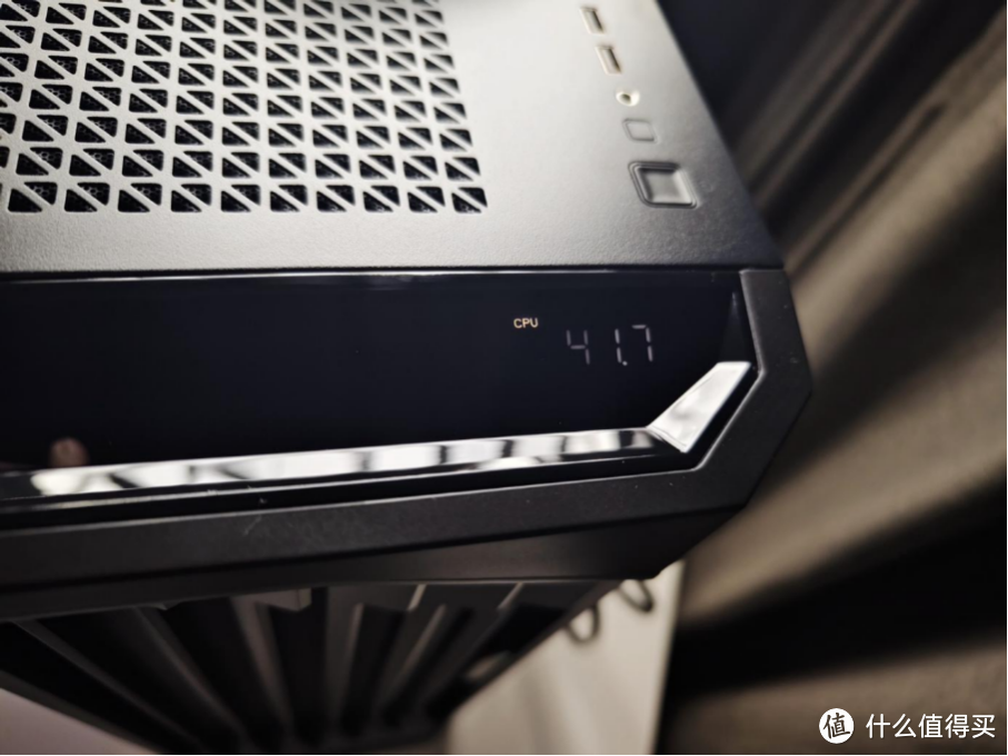 i7-14700K最值?龙神三代+七彩虹4070 Ti火神 “黑火”风装机实测