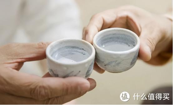 酒局上不主动敬酒,是看不起人?行家:并不是,其实这才是聪明人