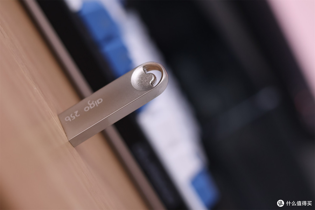 小巧便携移动存储 爱国者金属防水u盘