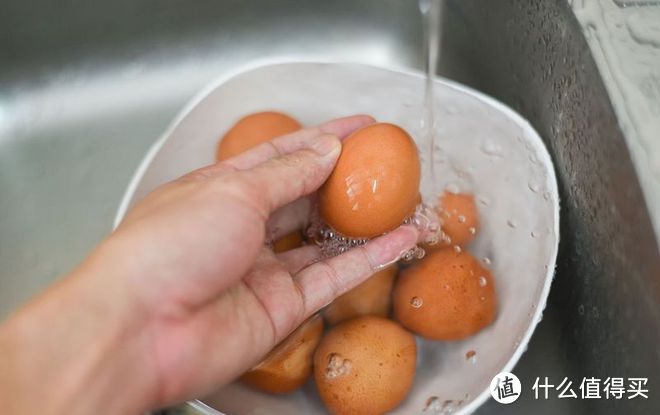 白酒腌鸡蛋出油的关键做法？好方法，鸡蛋真的流油！