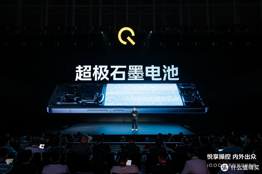 8 Gen3强悍性能、自研电竞芯片Q1极致体验、潜望长焦旗舰影像