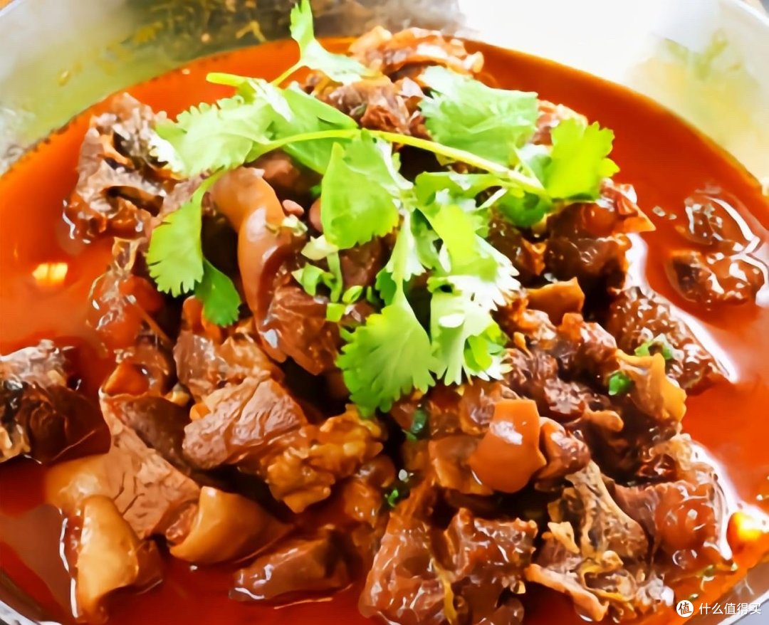 "红焖羊肉-一道美味营养的冬季佳肴"