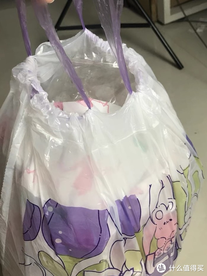 手提式垃圾袋是一种方便实用的垃圾收集工具