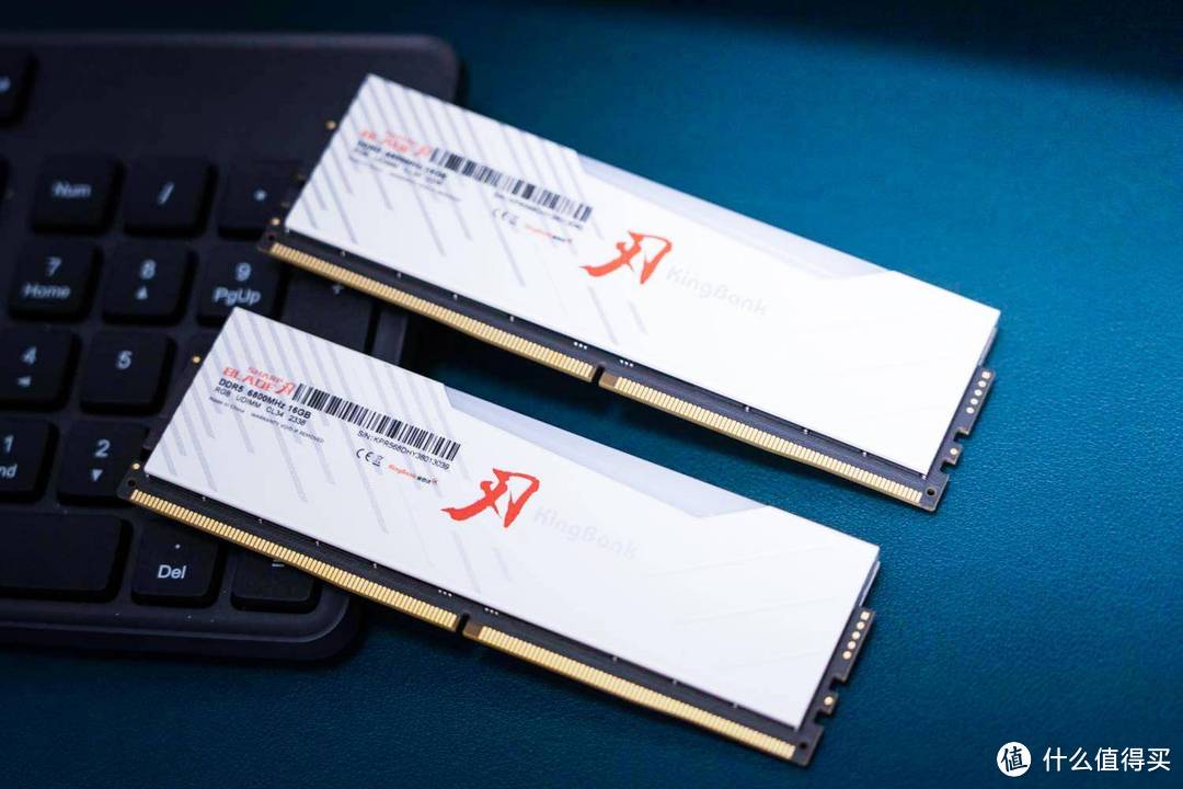 金百达白刃DDR5 6800MHz灯条超频到8200MHz，这一波赚了