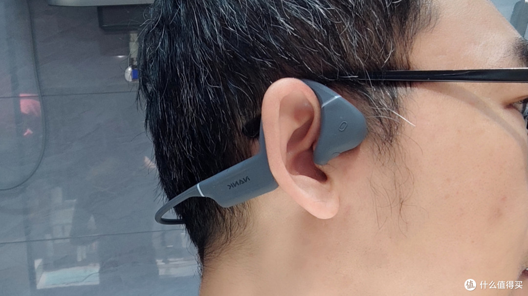 在佩戴上南卡runner pro 4s 骨传导耳机采用了人体工程学设计,依旧是