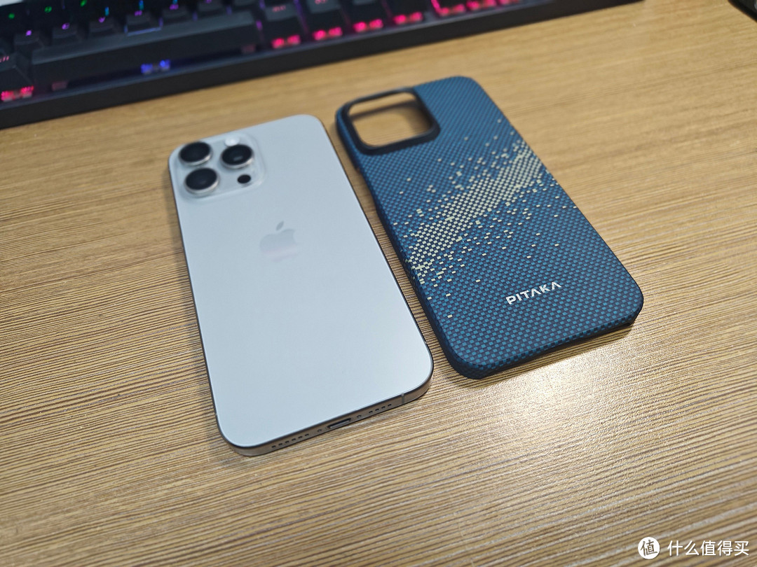 【一个好汉三个帮，一个好机上套装】iPhone 15 ProMax的新搭档，PITAKA套装  