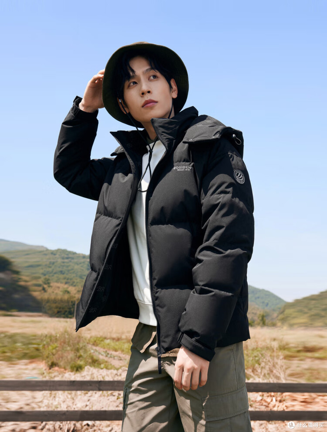 【波司登羽绒服】- 时尚百搭的冬季必备、寒冷的冬季来临,你是否正在寻找一款既时尚又保暖的外套呢?
