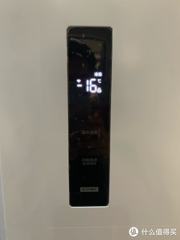 华凌610升对开门智能保鲜冰箱，一款让你喜欢不已的家电。它不仅外观时尚，还有着丰富的功能