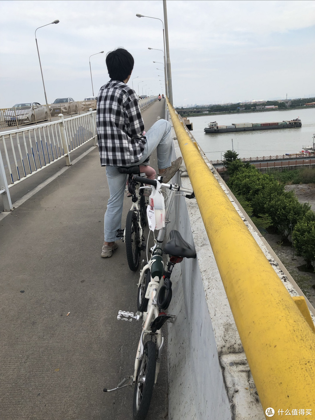 周末悠闲骑行记录：那长长的桥，有我们自行车轮子奋力转动的痕迹。