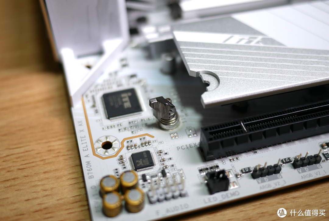 技嘉B760M AORUS ELITE X AX,纯白PCB,白色装机方案首选