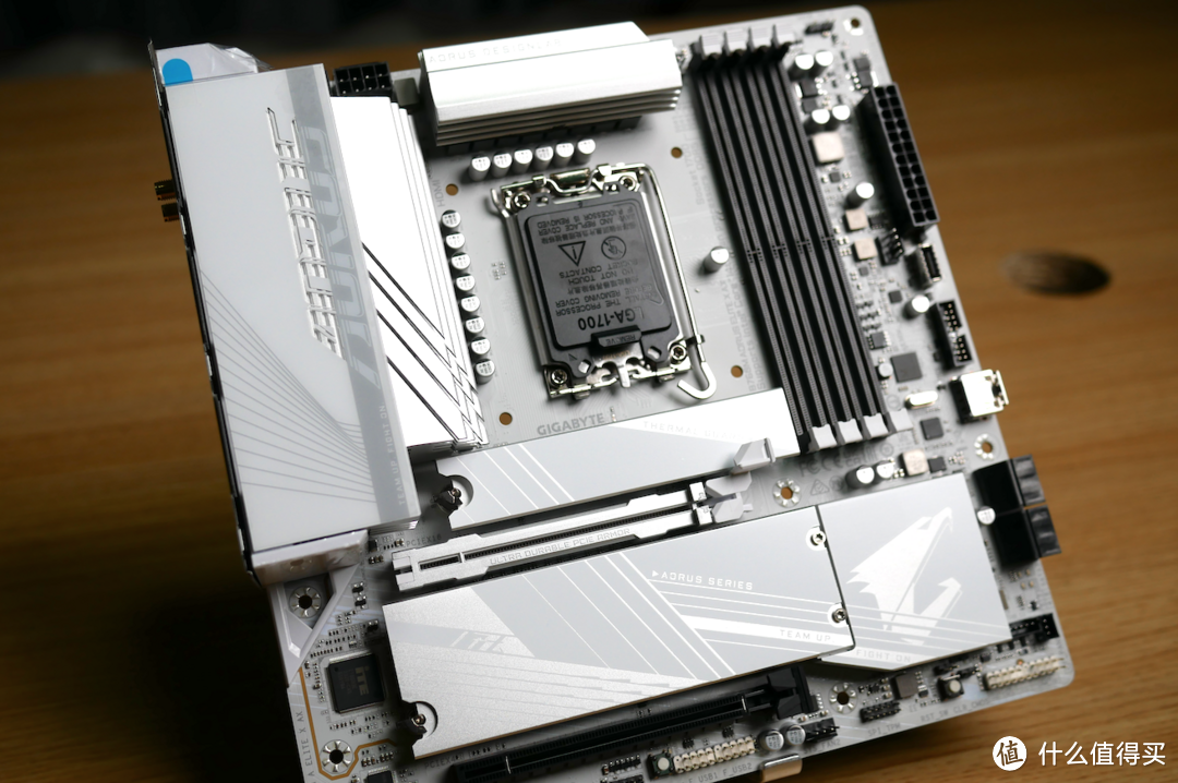 技嘉B760M AORUS ELITE X AX，纯白PCB，白色装机方案首选