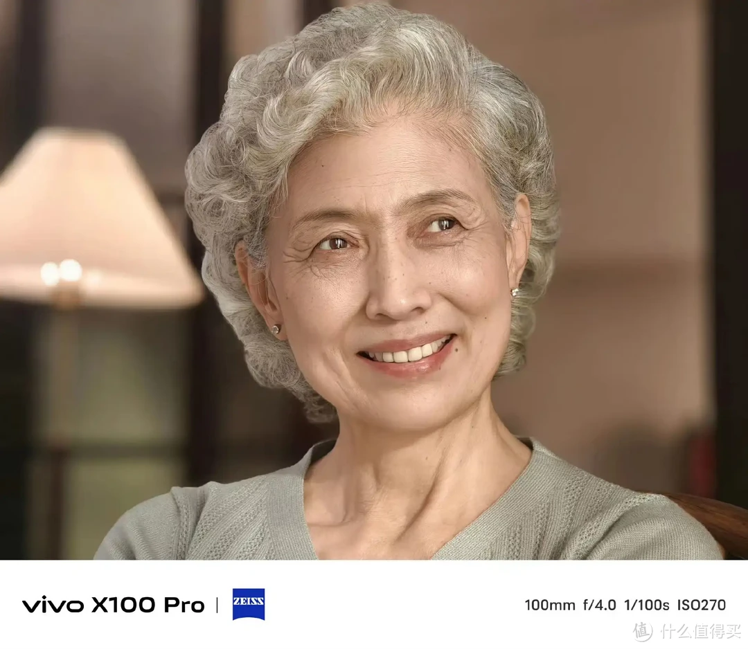 瞩目时刻，vivo X100系列亮相水立方，日月星辰设计引领未来手机美学！