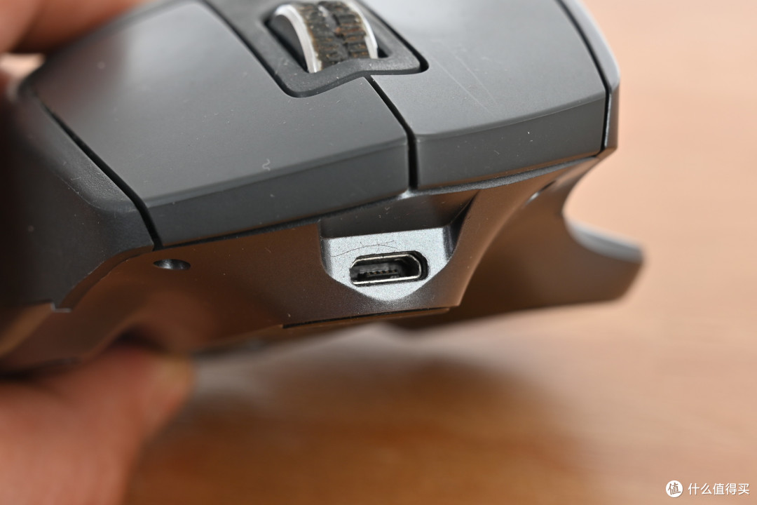 罗技mx master 2s鼠标使用了micro usb充电口,属于比较老旧的接口
