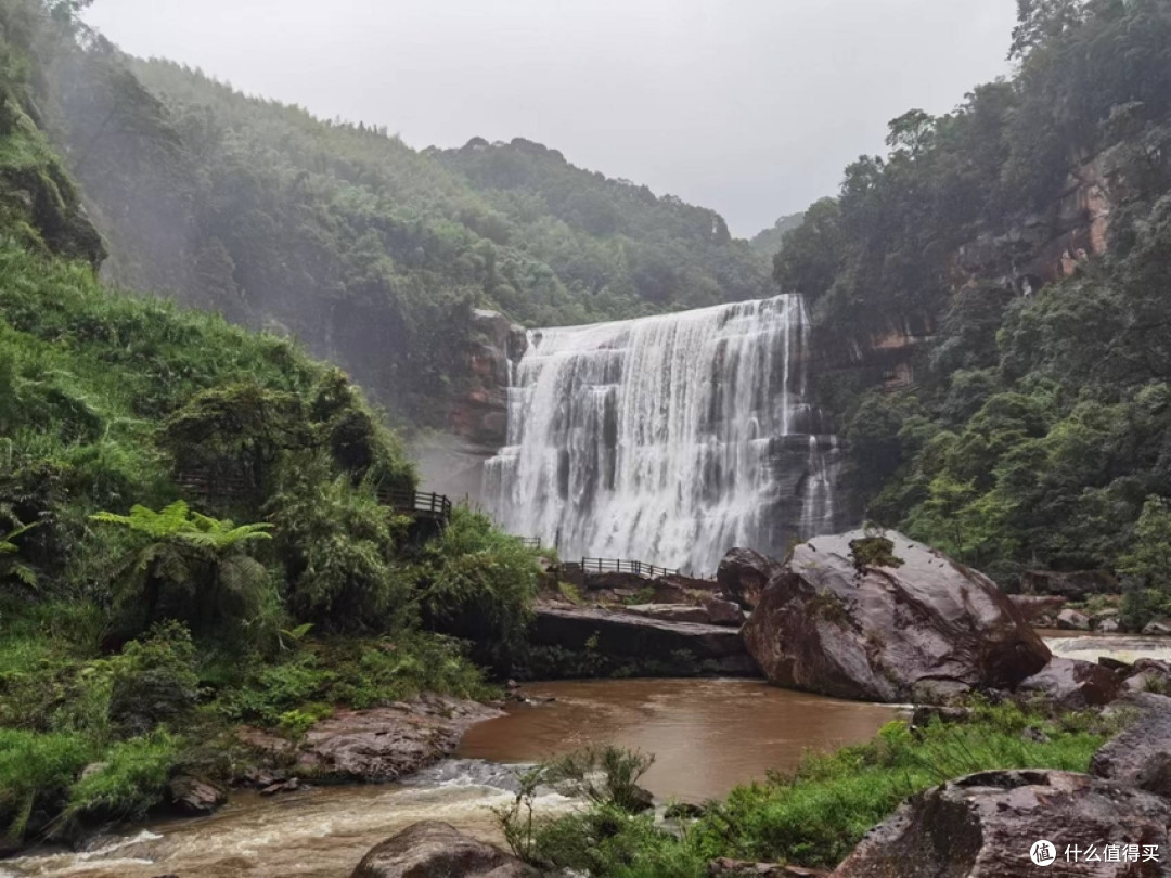 可惜天气不佳，不然绿树 白水 赤岩，再加上蓝天白天，出片应该很漂亮
