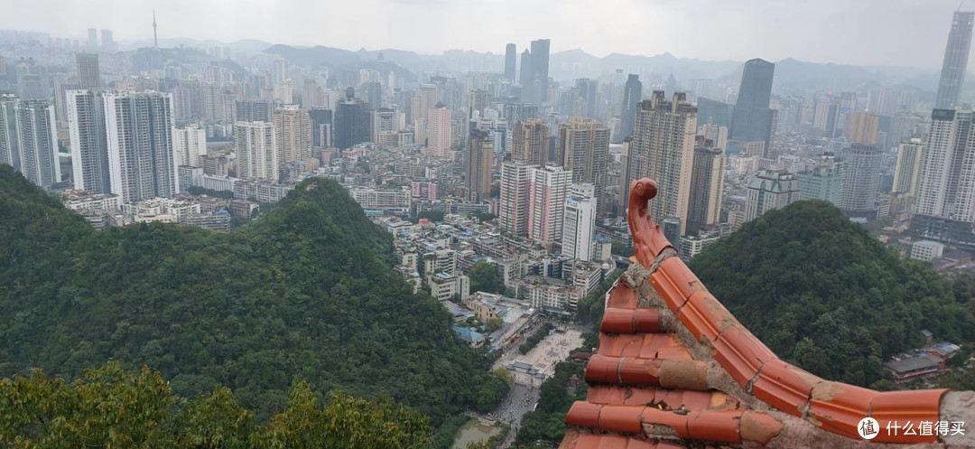 山顶高处俯看贵阳市景。