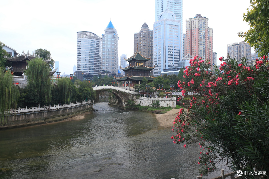 河对岸看甲秀楼。