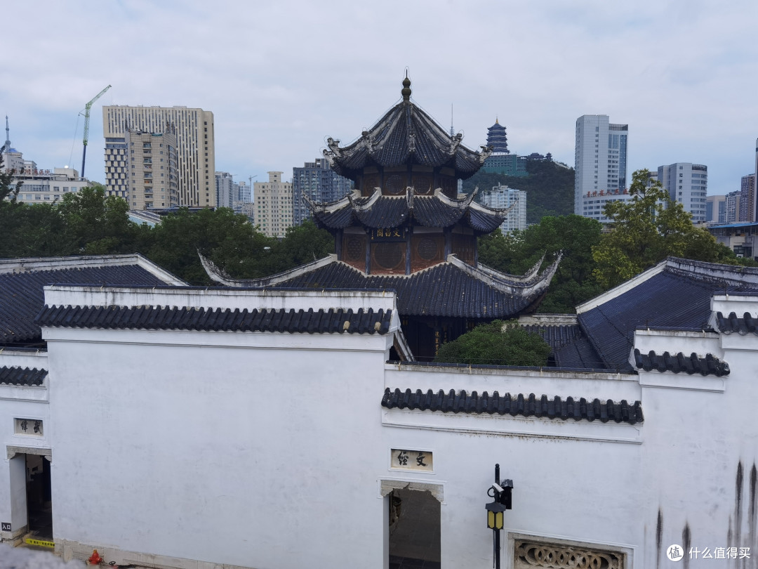 白墙灰瓦，颇有江南风韵。