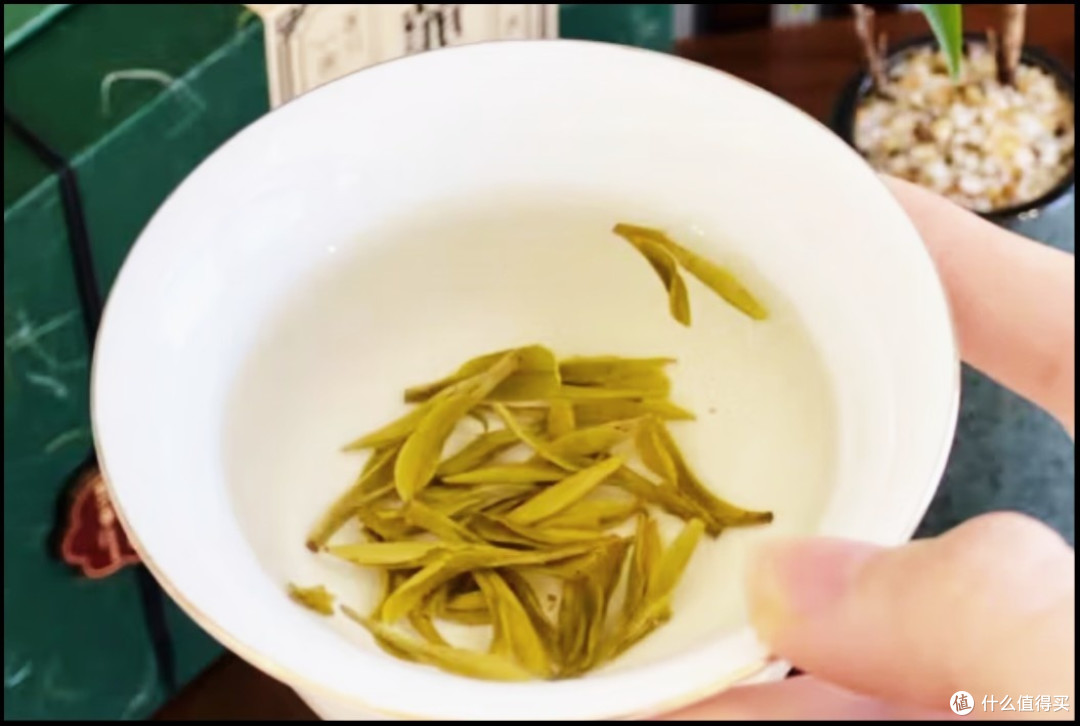 一杯香气浓郁的龙井茶,一口口感香甜的胡记酥点,一份甜蜜的心情,尽在这个精致下午茶时光。