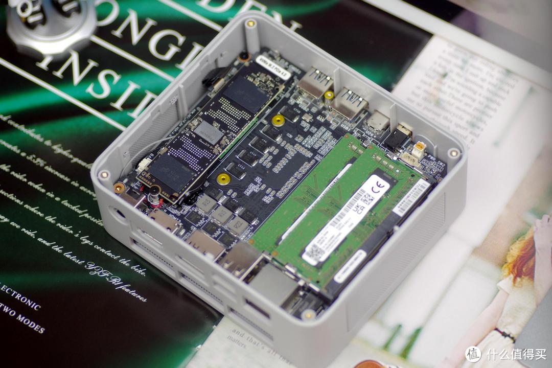 让你的桌面更加整洁，零刻 SEi12 12代酷睿i5 八核高性能迷你主机