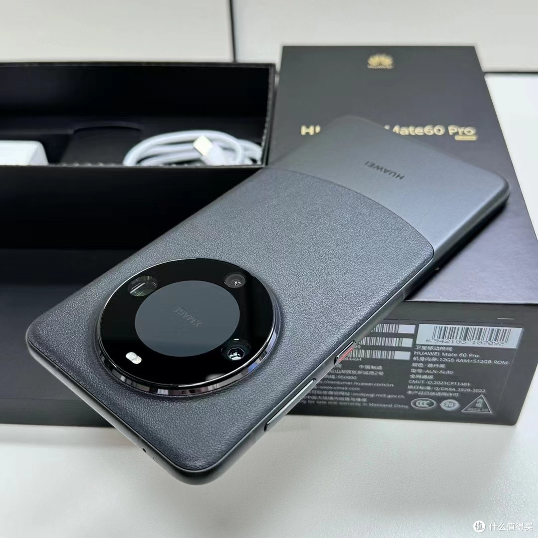 华为 mate60 pro 搭载了最新的鸿蒙 4 操作系统,这是一款全场景分布式