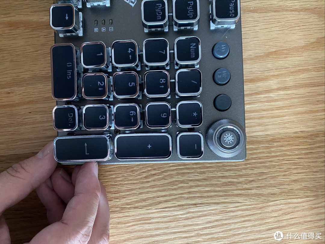 狼蛛 T500 机械键盘鼠标套装：新时代的电竞利器!