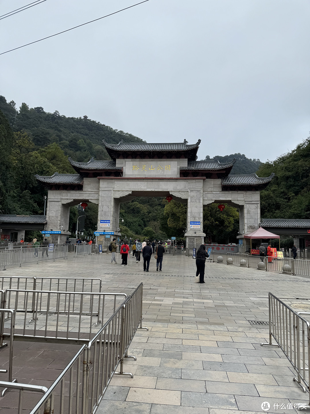 恰完早飯,打車去了黔靈山公園,門票只要5塊錢裡面還有個動物園潛逃