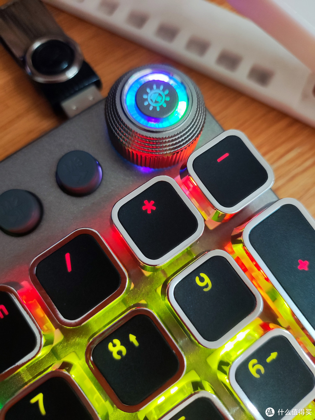 狼蛛T500机械键盘鼠标套装，灯光十分炫酷，手感很不错