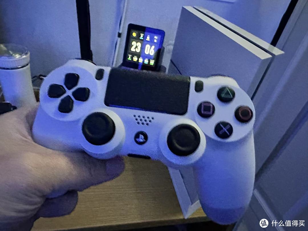 PS4放到了床头，PS4里自带了一个 PS5 Remote Play，试试看用它远程玩PS5怎么样