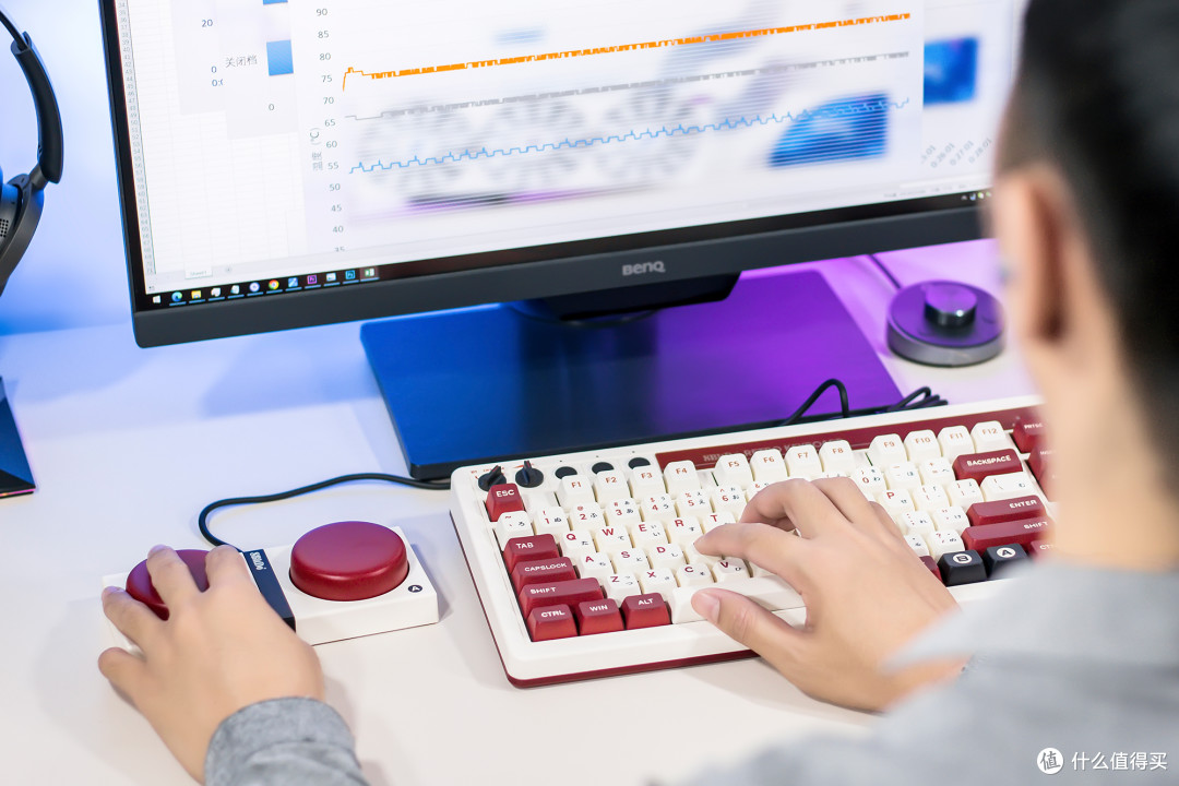 复刻经典设计，梦回红白机年代，八位堂8BitDo复古三模机械键盘评测