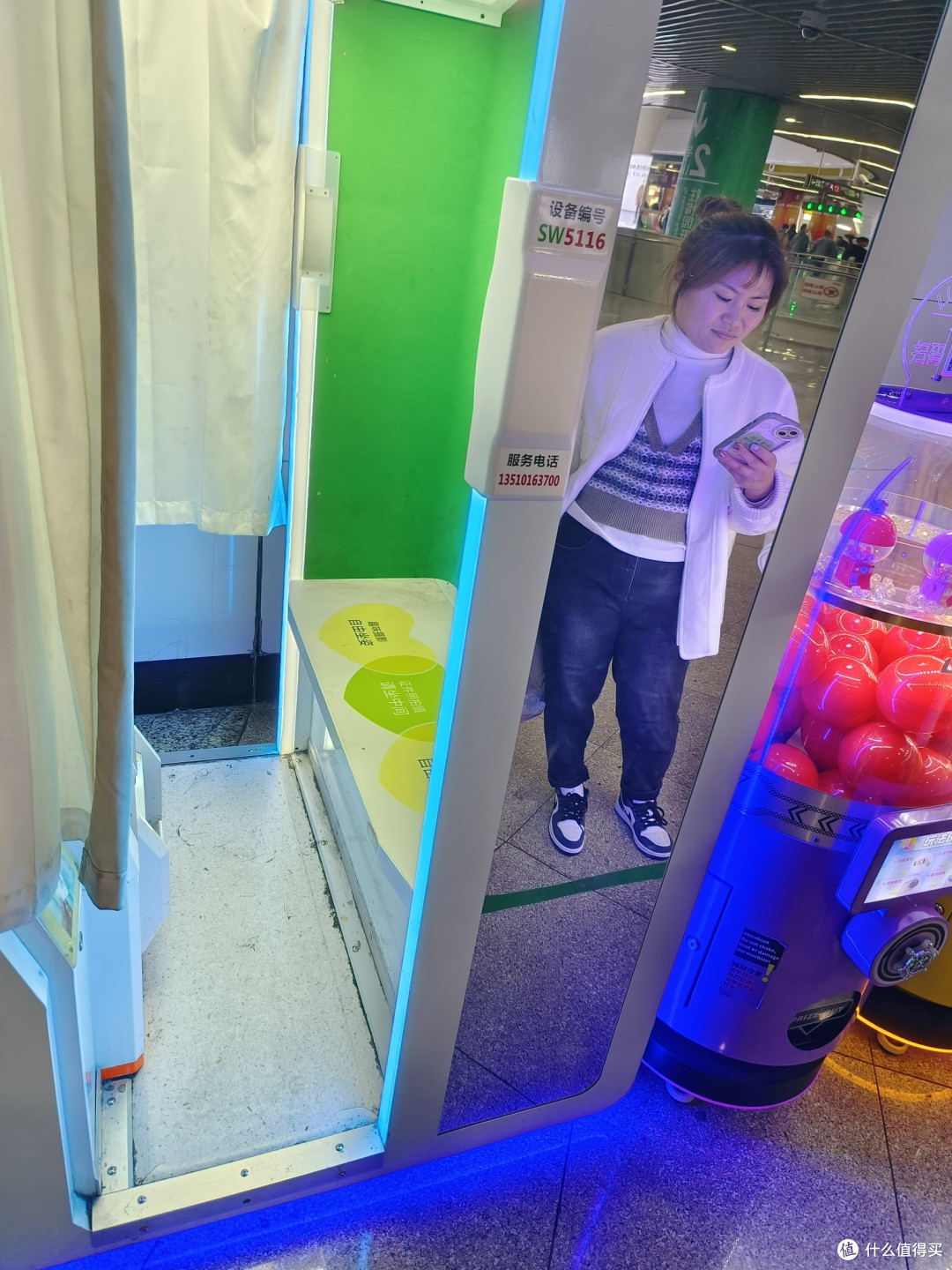 市中心地铁站里的自助摄影小亭子