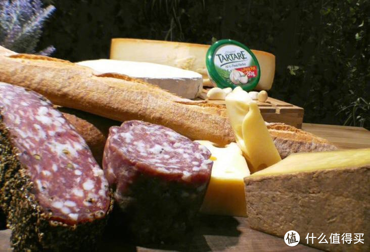 「奶酪的食用技巧和搭配方法」:探讨奶酪的食用技巧和搭配方法，如何更好地发挥奶酪的美味效果