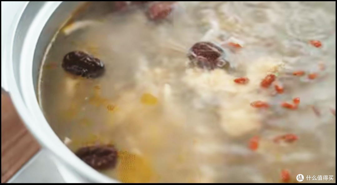都是地道的食材,我们吃椰子鸡火锅,一定要先来一碗爽口绝美鲜甜的汤底喔。