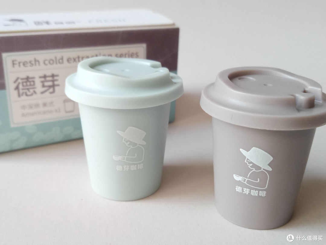 小杯子上有戴帽子的小人