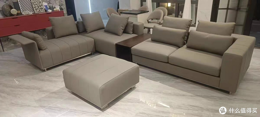 意式极简真皮模块沙发：轻奢客厅的完美诠释