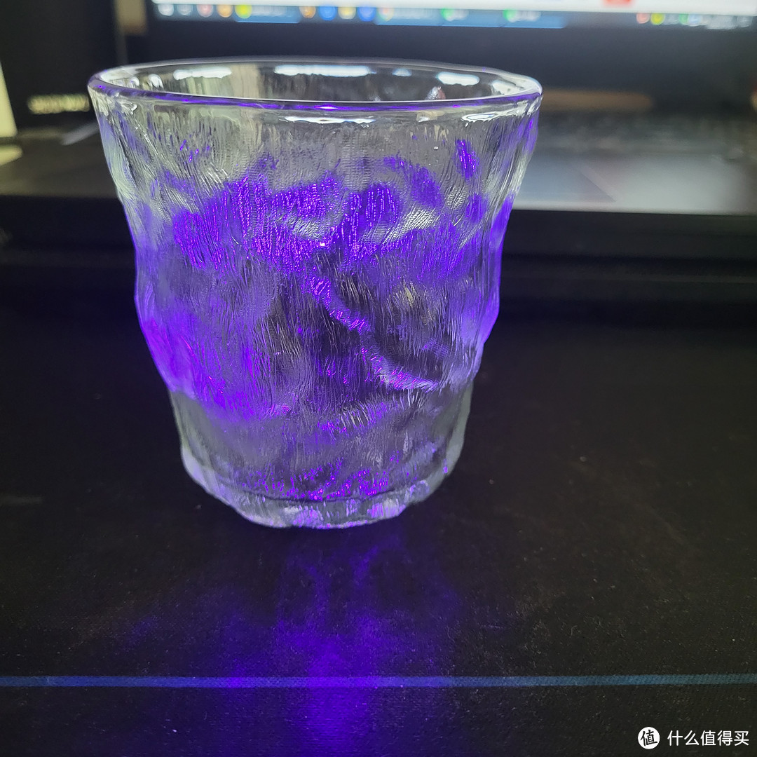 冰川杯，搭配新入手的玩具紫外线灯，真有点那种西域的魅惑的感觉