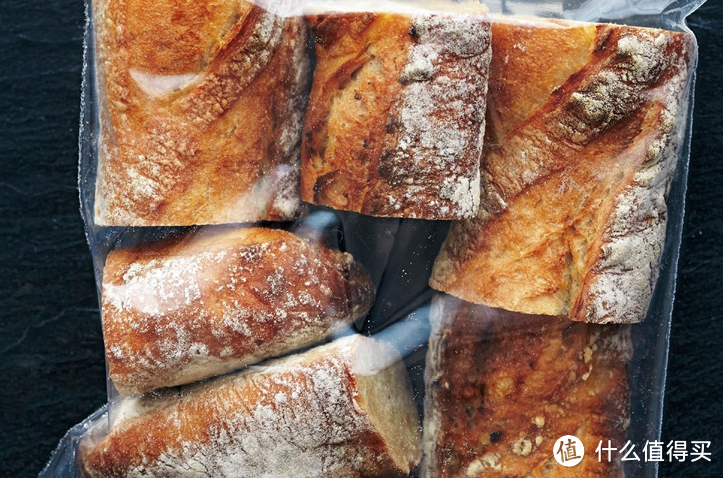 教你法国长棍面包 加热技巧让口感就像刚出炉，千万别冰冷藏