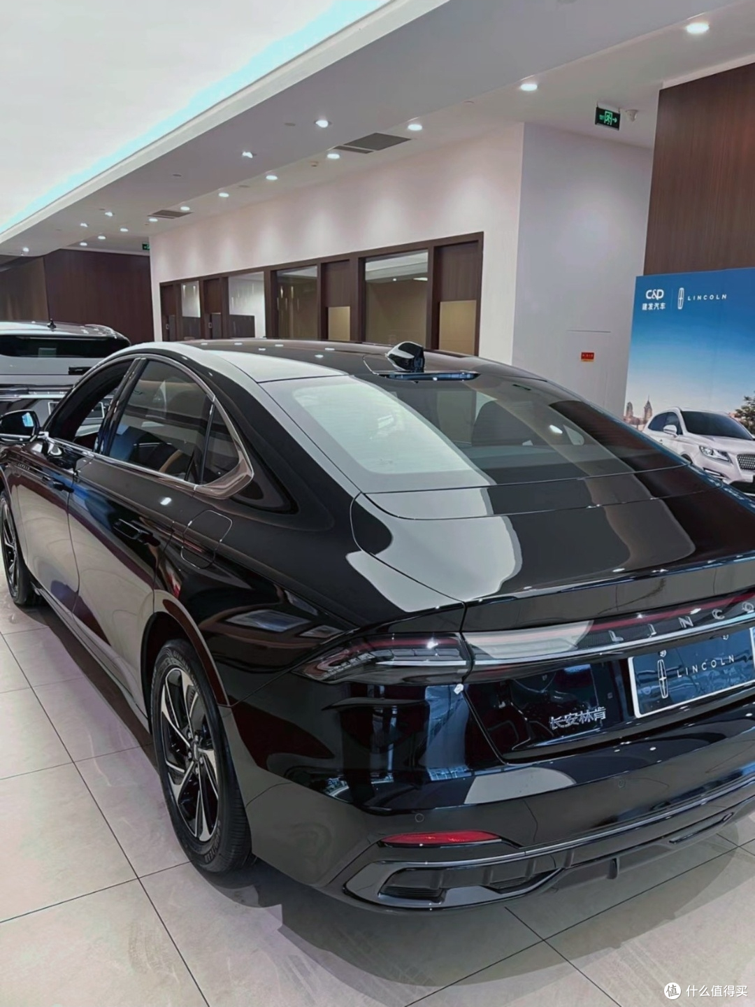 全新贯穿式前大灯车头设计