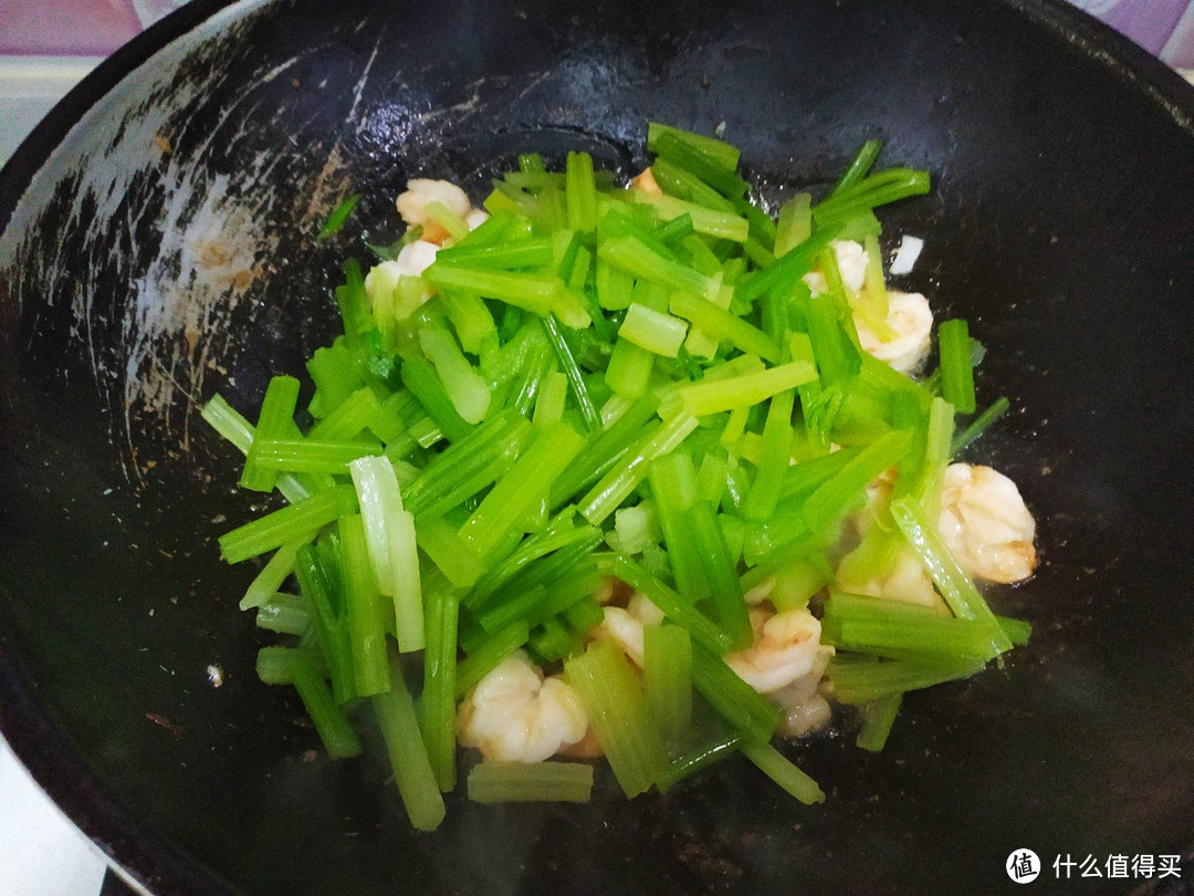 青菜香菇炒虾仁，尝起来味道真不错