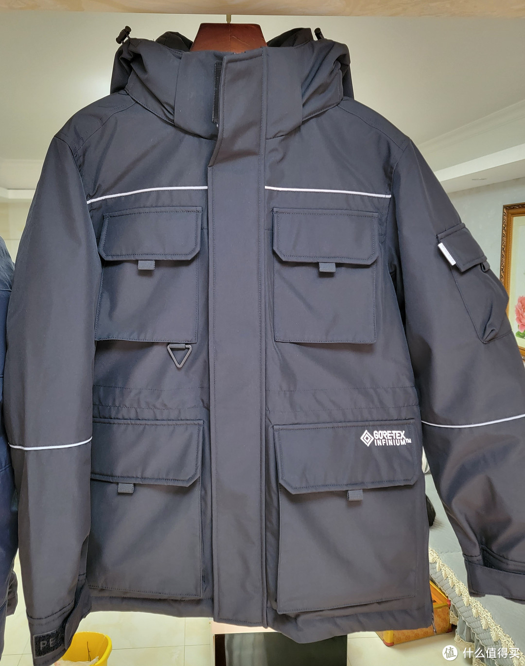 两款神价鹅绒服，只要200元，GORE-TEX 面料，214克充绒量，90％绒，700蓬，双十二记得蹲好价