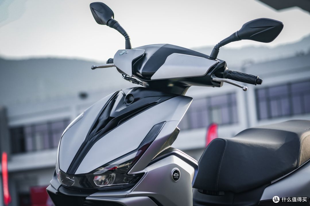 9299元起,QJ鸿125对比铃木UY、豪爵AFR,有哪些胜算?