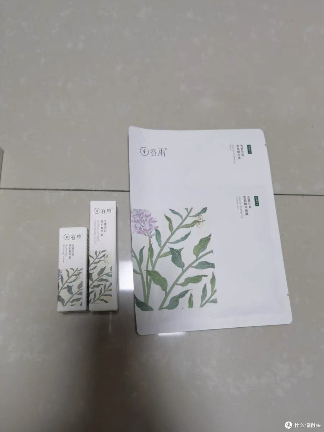 "谷雨光果甘草水乳套装：肌肤的冬日滋润秘密" 