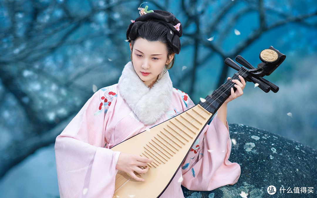「弹琵琶」:传统艺术的现代魅力