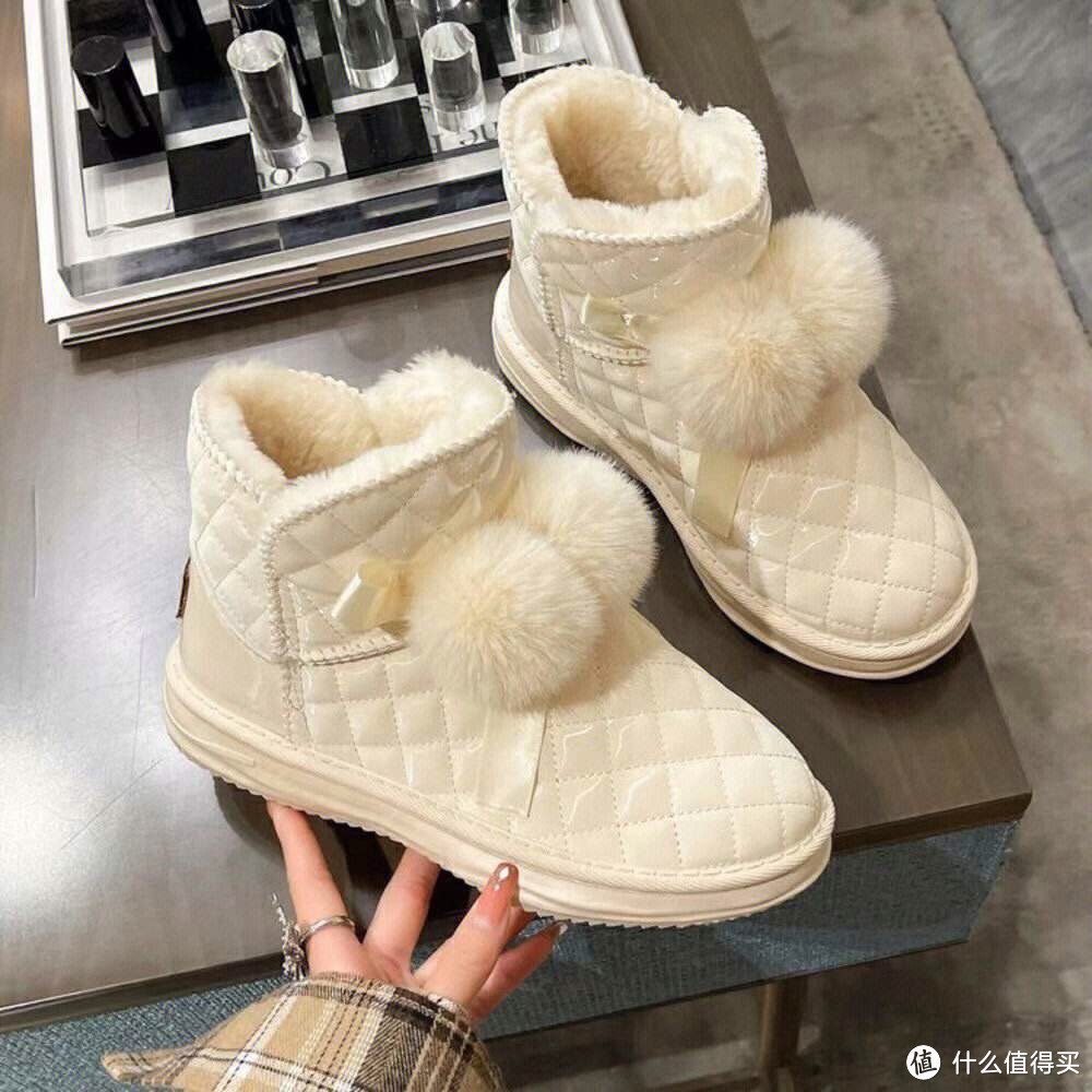 冬日保暖必备：雪地靴的魅力所在