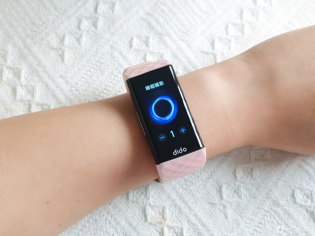 数码好物 篇四:一个办法帮你快速入睡!dido p1助眠手环,再也不担心失